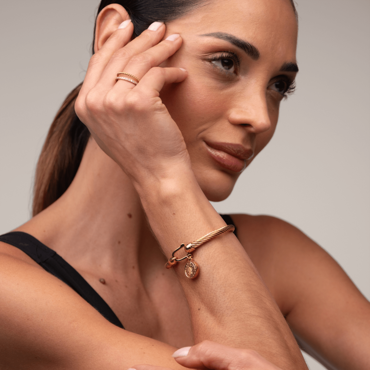 Bracelete São Bento no pulso