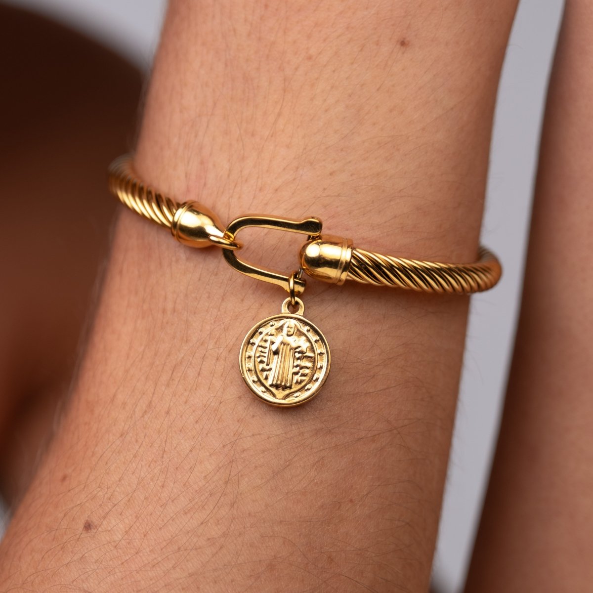 Bracelete São Bento detalhe dourado